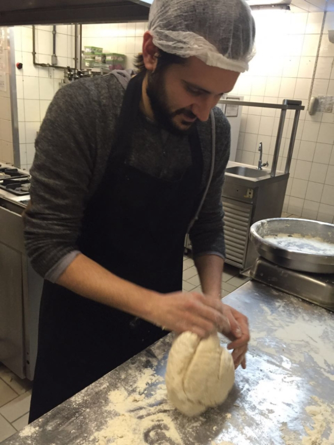 O italiano Andrea Torrente com a mão na massa. 