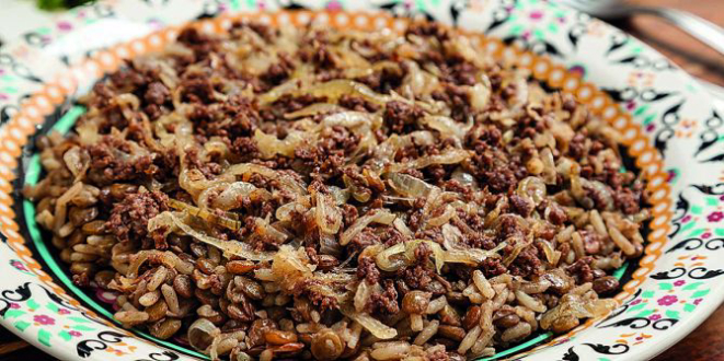 Mjadra: arroz, lentilha, carne e cebola caramelizada. Foto: Fernando Zequinão/Gazeta do Povo