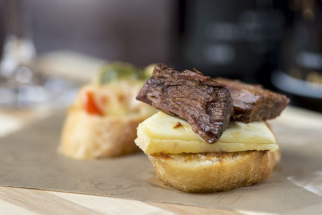 Para acompanhar os vinhos, tem bruschettas como essa com queijo da Serra do Salitre e carne de panela (R$ 4). Foto: Fernando Zequinão/Gazeta do Povo.  