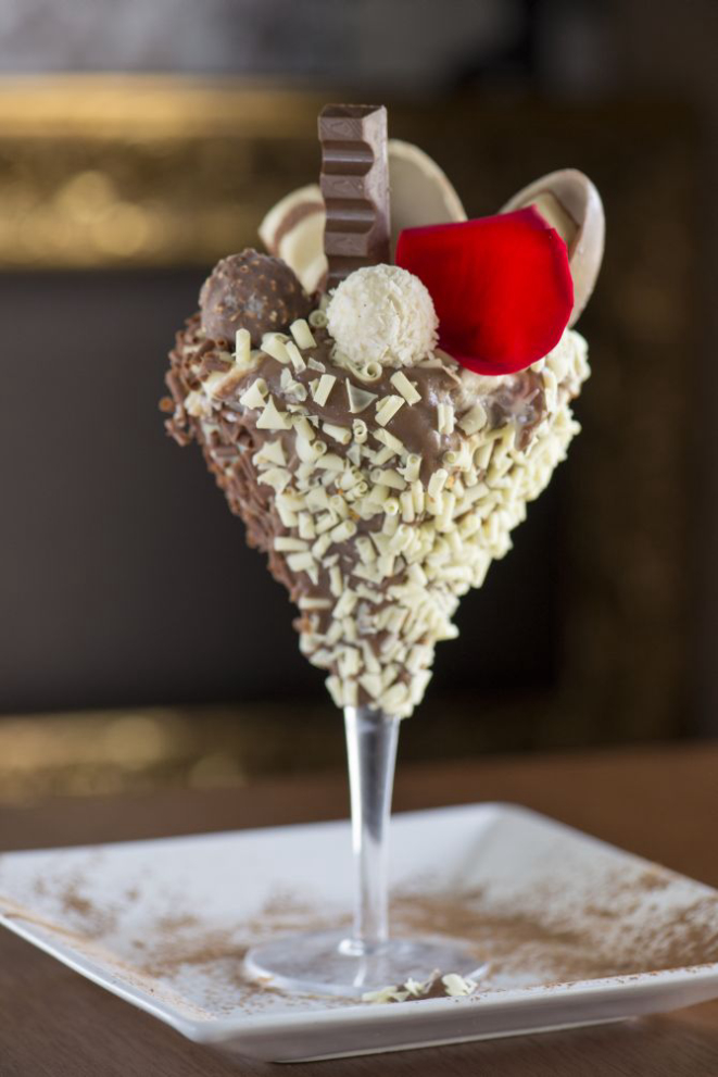 A taça Curitiba leva brigadeiros belga branco e preto e vários chocolates. 