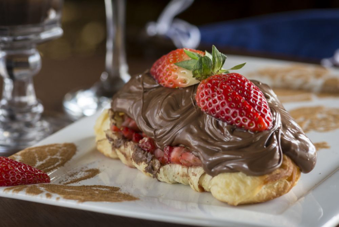 Croissant recheado com chocolate e morango. 