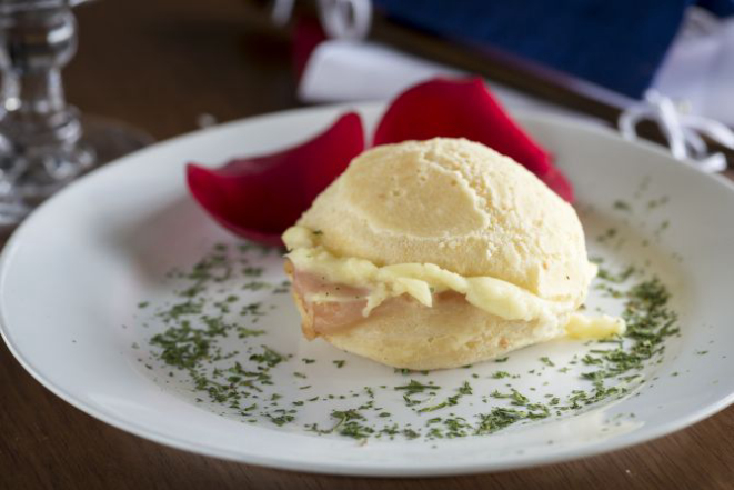 Prove os pães de queijo recheados. Este com parma e Catupiry.