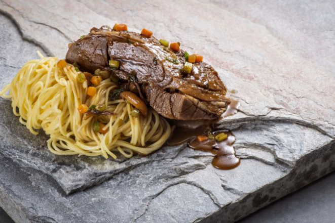 A escolha do prato de Ivo Lopes, não nega: ele é da cozinha clássica franco-italiana. A paleta de cordeiro com tagliolini é um dos principais pratos do Alessandro &amp; Frederico, restaurante em que é chef consultor. A carne passa 36 horas marinando e assa em baixa temperatura por seis horas para ficar macia. Foto: Letícia Akemi/Gazeta do Povo<p></p>