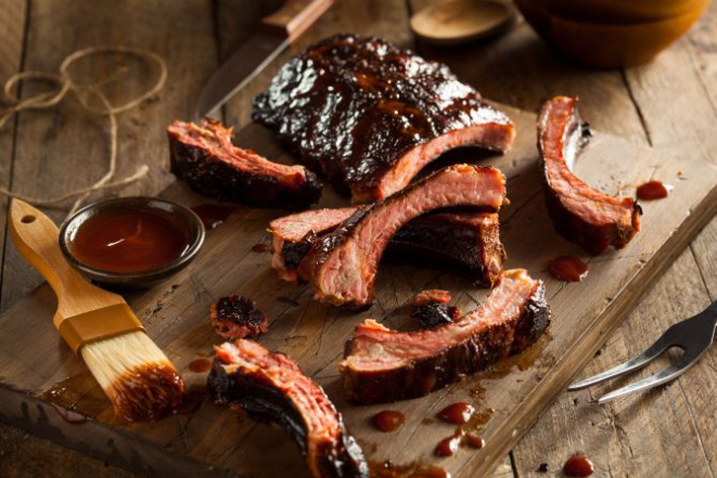 Costelinha ao molho barbecue, um clássico norte-americano. Foto: Bigstock.