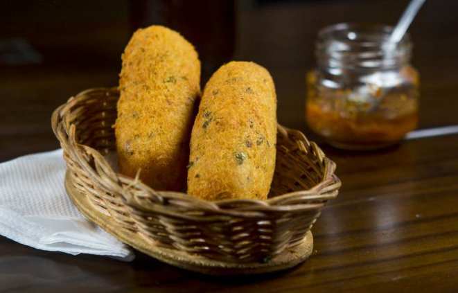 Bolinho de bacalhau servido só às terças (R$ 7 a unidade). Foto: Lineu Filho/Gazeta do Povo.