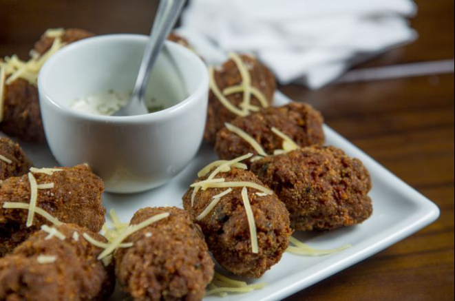 Bolinho de carne com provolone. Foto Lineu Filho/Gazeta do Povo.