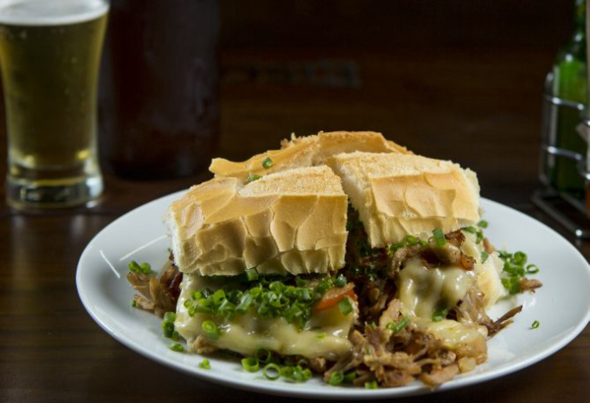 Sanduíche de pernil com queijo e cheiro verde (R$ 15). Foto: Lineu Filho/Gazeta do Povo.