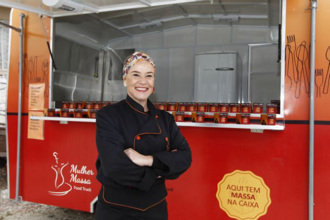 O food truck Mulher Massa, da empresária Eloísa Carraro, é o único que por enquanto vai estacionar em locais públicos em Curitiba. Foto: Antônio More/Gazeta do Povo.