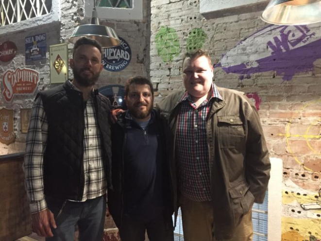 Denis Galvão, sócio-proprietário do Hop’n Roll, Alessandro Oliveira, mestre cervejeiro e sócio-proprietário da Way Beer, e o sommelier de cervejas Allan Cunha (Divulgação).