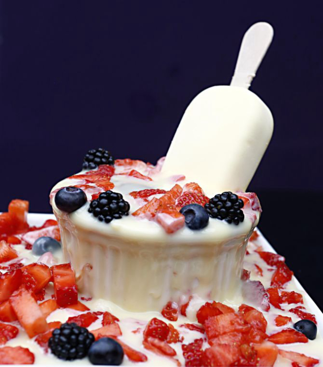 O Sweet Sunnrise (R$ 25) é um gateau de chocolate coberto com brigadeiro branco e frutas vermelhas. Foto: Albari Rosa/ Gazeta do Povo