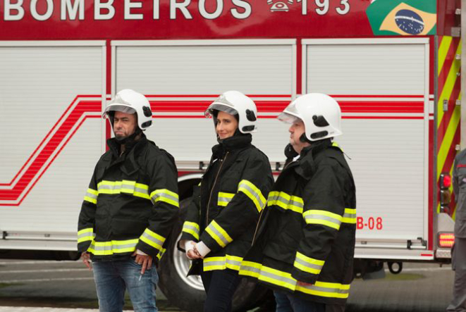 Participantes tiveram que cozinhar para vários públicos, como críticos de gastronomia e bombeiros -- jurados se vestiram à carater. 