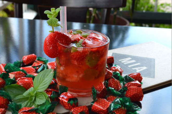 Caipirinha de morango do M.I.A Trattoria Criativa. Foto: Divulgação