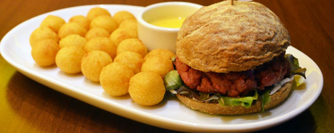 Pub tem pratos tradicionais alemães