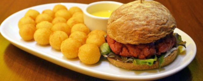 Tartar Burger, com carne crua no pão australiano, acompanha molho cheddar e batata noisette (R$ 28). Foto: Divulgação.