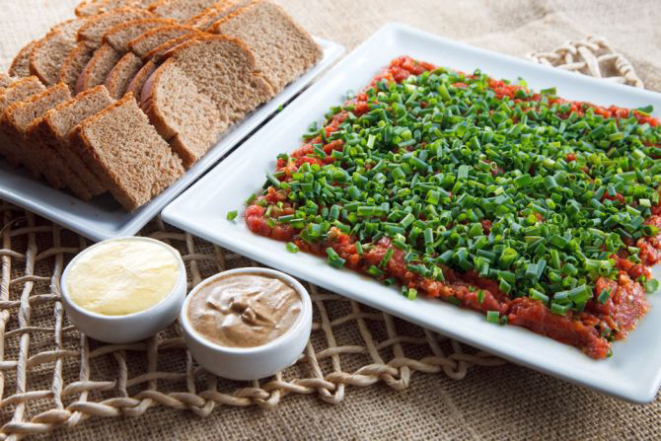 Carne de Onça, acompanha broa fatiada, manteiga, mostarda escura e limão. Foto: Divulgação.