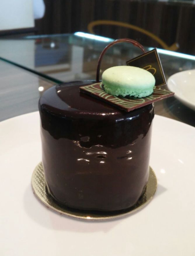 O capim santo é uma mousse de chocolate com infusão de capim santo, coulis de morango e bolo denso de chocolate. Foto: Divulgação