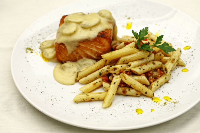 Salmão grelhado e penne é uma das opções do almoço e sai por R$ 48. Foto: André Rodrigues/Gazeta do Povo