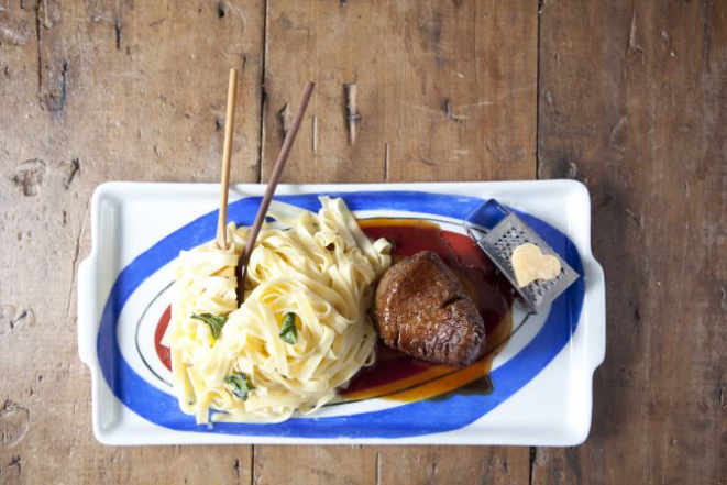 Fettuccine al burro e sálvia com filet mignon grelhado. Foto: divulgação