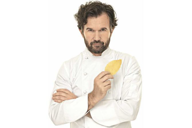 Dono do Ristorante Cracco (duas estrelas Michelin) e jurado do Masterchef Itália, Carlo Cracco fez campanha para a batata chips San Carlo em 2014. Foto: Reprodução