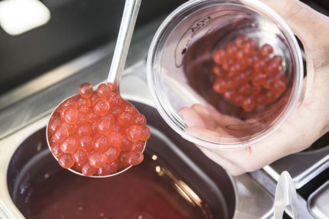 São duas formas de pérolas de tapioca, sendo que uma dela explode na boca, liberando o sabor da fruta. 