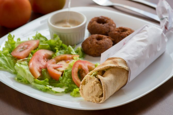 O sanduíche de falafel com hommus acompanha três unidades do bolinho de grão de bico frito (R$ 13,99). Foto: Fernando Zequinão/Gazeta do Povo. 