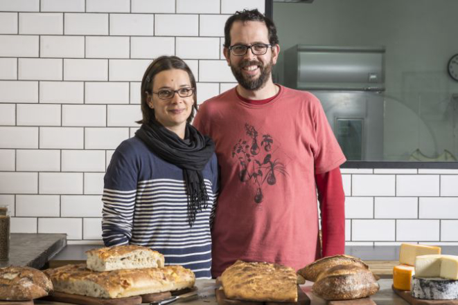 Juliana Cerezuela e André Santi, o casal que toca a Fábrika Pães. Ela é confeiteira e ele, padeiro. Foto: Fernando Zequinão/Gazeta do Povo