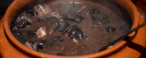 Bar lança delivery de feijoada aos sábados