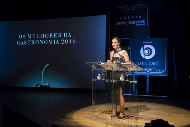 Ana Amélia Filizola abre a noite de premiação. Foto: Letícia Akemi/ Divulgação