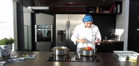 Claudinei Oliveira, do Mukeka, ensina a fazer bobó de camarão