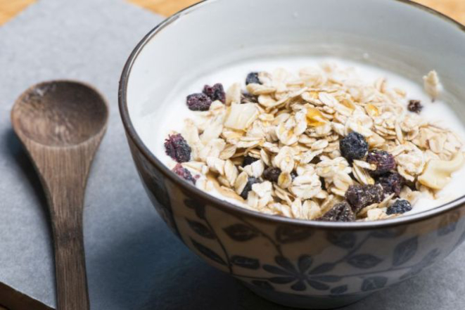 Müesli com frutas, servido no Maçã, padaria orgânica. Foto: Letícia Akemi/Gazeta do Povo