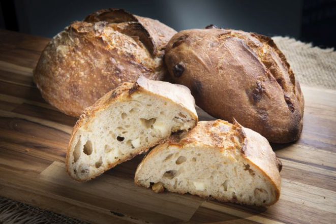 São quatro os tipos de pão feitos na padaria Maçã. O do padeiro (foto), leva um ingrediente especial que muda toda semana. Foto: Letícia Akemi/Gazeta do Povo