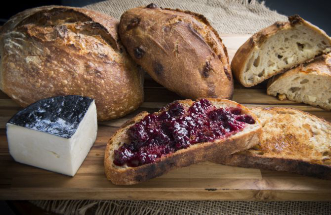 Pão com geleia da padaria orgânica Maçã. Uma fatia sai por R$ 8. Foto: Letícia Akemi/Gazeta do Povo