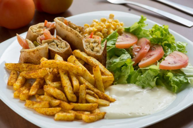 Shawarma de carne ou frango com fritas e salada. Foto: Fernando Zequinão/Gazeta do Povo.