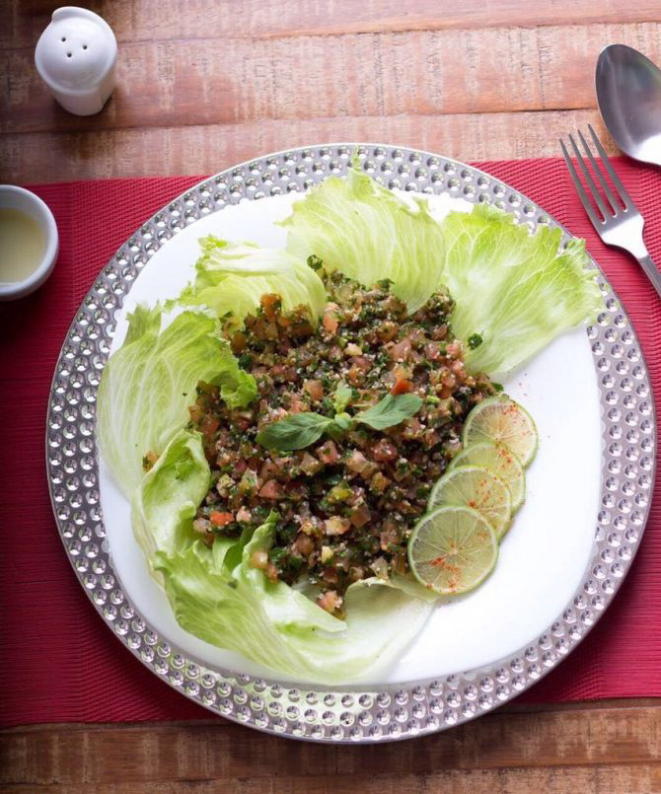 Tabule, salada de trigo tomate, cebola, salsa, hortelã e outras ervas (R$ 15). Foto: Divulgação. 