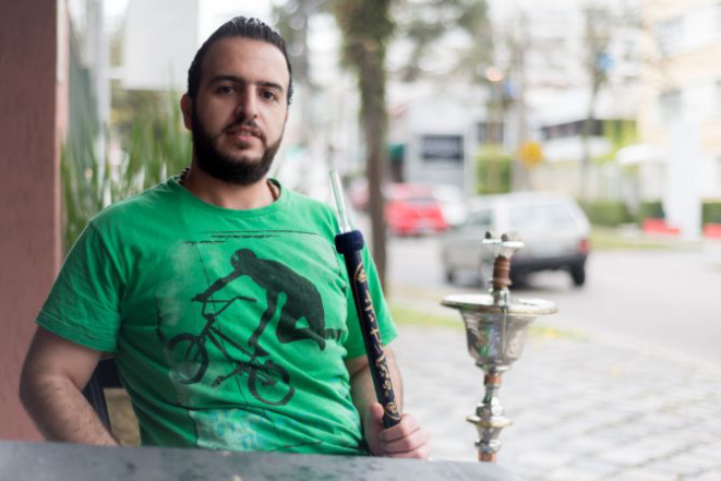 Wael Al Zaeim, 30, proprietário do restaurante Al Zaeim, chegou a Curitiba no final de 2014. Foto: Fernando Zequinão/Gazeta do Povo.