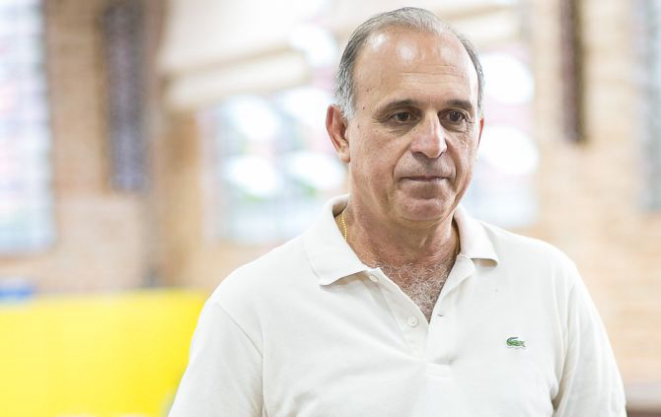 O cachacier Manoel Agostinho Lima Novoé um dos maiores especialistas em cachaça do Brasil.  Foto Daniel Isolani / Gazeta do Povo.
