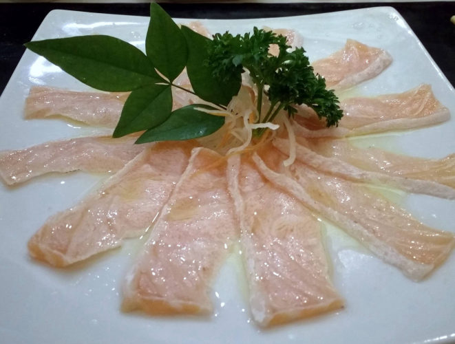 Barriga de salmão, azeite trufado e sal rosa. (Foto/ Anacreon de Téos)