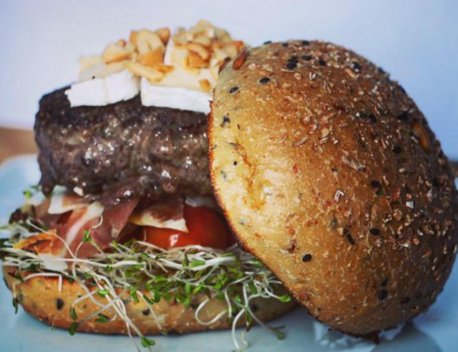 A Built Burger trabalha com sanduíches customizados pelo cliente. Dependendo das escolhas, o hambúrguer passa de R$ 29 para mais de R$ 40. Foto: Reprodução/Facebook