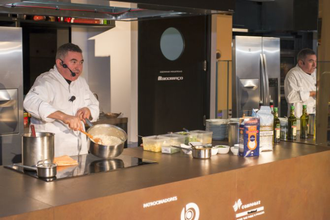 O chef Ivo Lopes durante uma aula-show no Estúdio Bom Gourmet Pátio Batel. Foto: Fred Kendi/Gazeta do Povo.