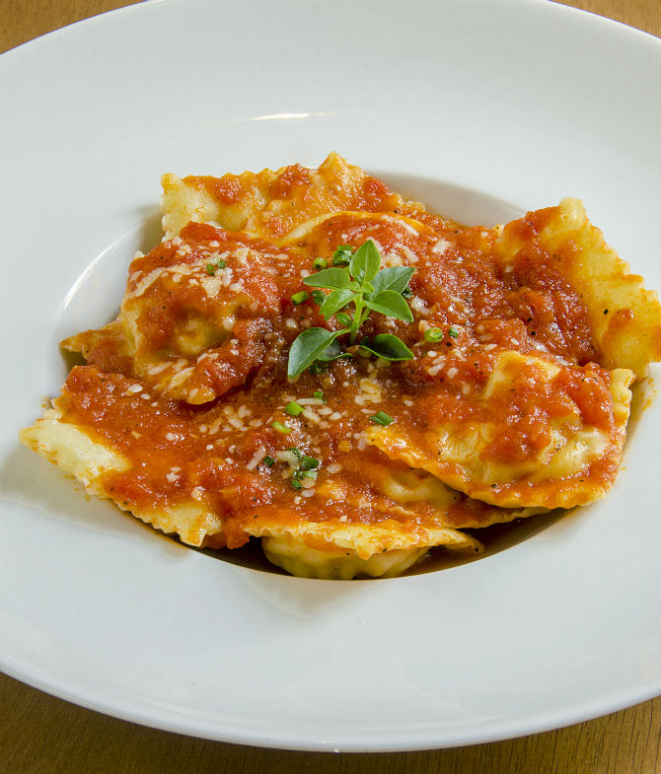 Ravióli de carne de panela ao molho de tomate italiano. Foto: divulgação