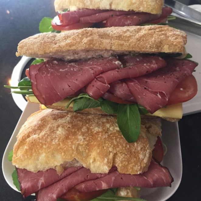 Ciabatta com pastrami. Vai resistir? Foto: reprodução Facebook