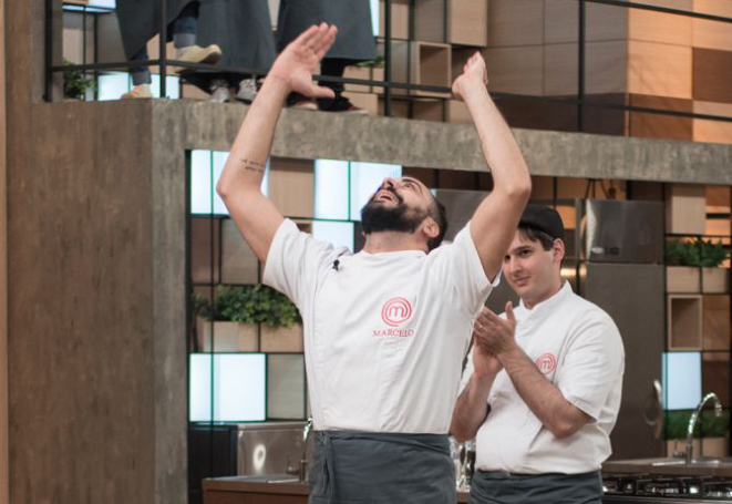 Marcelo fez a torta Opéra com melhor sabor da noite. Foto: Carlos Reinis/Divulgação