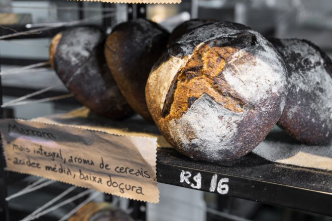 Pão marrom, com cerca de 70% de farinha integral da padaria Maçã. Foto: Letícia Akemi/Gazeta do Povo