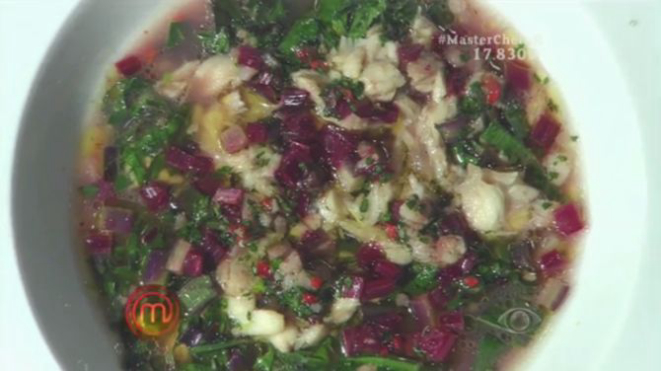 Ivo Lopes preparou um caldo de peixe defumado com salsa de tutano e pimenta dedo-de-moça e legumes sauté. Foto: Reprodução/Band