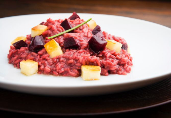 Risoto de beterraba do Petit Bistrô é uma das opções que podem aparecer no almoço executivo. São três pratos diários e buffet de saladas livre. Foto: Letícia Akemi/Gazeta do Povo