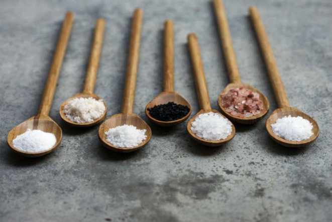Da esquerda para a direita: sal refinado, sal rosa do Peru, flor de sal, sal negro, sal marinho, sal rosa do Himalaia e sal grosso. Foto: André Rodrigues. 