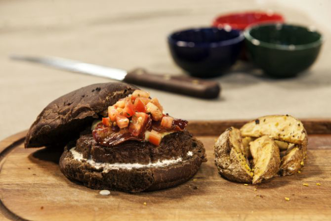 Pão de cacau, maionese de alho, burguer, queijo provolone cremoso, copa defumada caramelada e tomate temperado.  Foto: André Rodrigues / Gazeta do Povo