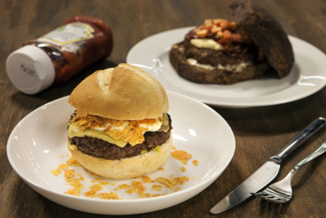 Pão crocante, burguer bovino, queijo Gouda, guacamole, sour cream e farofa de doritos. Foto: Andre Rodrigues / Gazeta do Povo