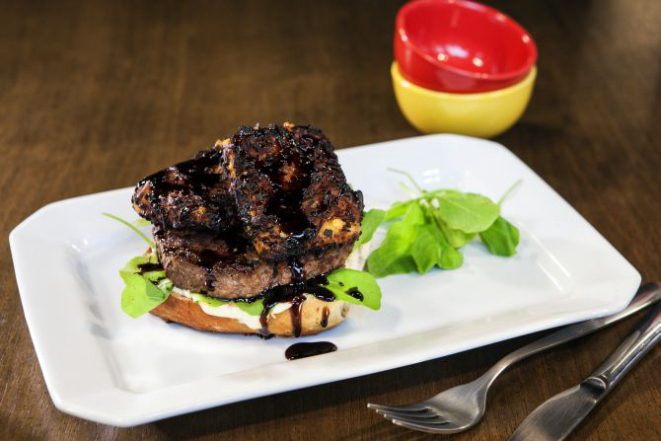 Pão de coco, burguer bovino, maionese de leite, rúcula, queijo gouda empanado com coco ralado e molho teriaki. Foto: Andre Rodrigues/Gazeta do Povo