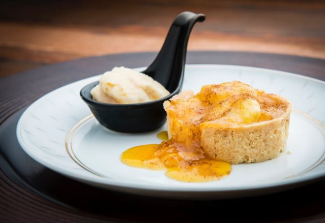 Torta de banana na calda de laranja e sorvete de laranja com cravo e canela da Gelataio. Foto: Leticia Akemi/Gazeta do Povo